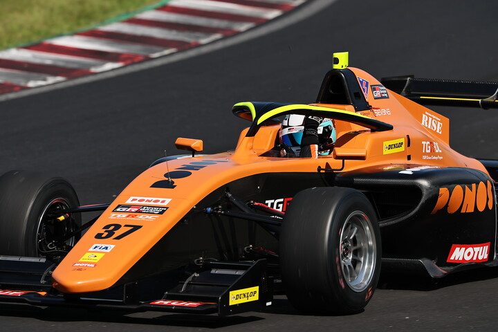 ウイニングラップで手を挙げる優勝した梅垣清（PONOS RACING TOM’S TGR-DC FR）