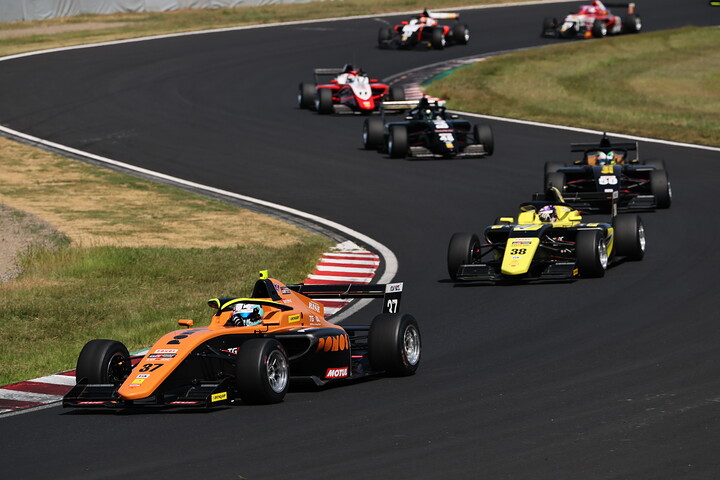 スタート直後のS字コーナー