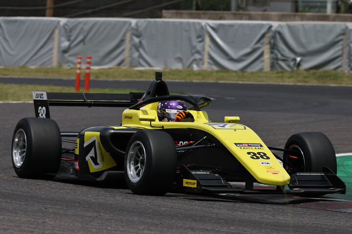 レース6予選4位、レース7予選2位は鈴木斗輝哉（マツモトキヨシTOM’S TGR-DC FR）