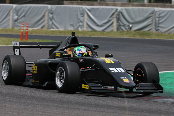 レース6予選2位、レース7予選3位は卜部和久（B-MAX RACING F111）