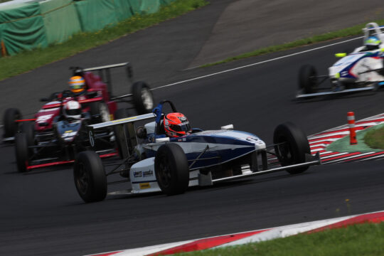 ポールポジションは吉田馨（TAKE first kks-2）