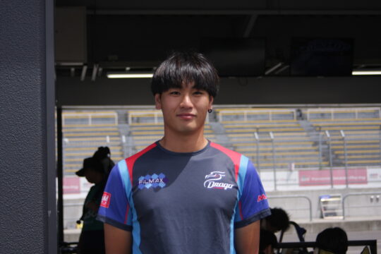 ポールポジションの吉田馨(TAKE first kks-2)