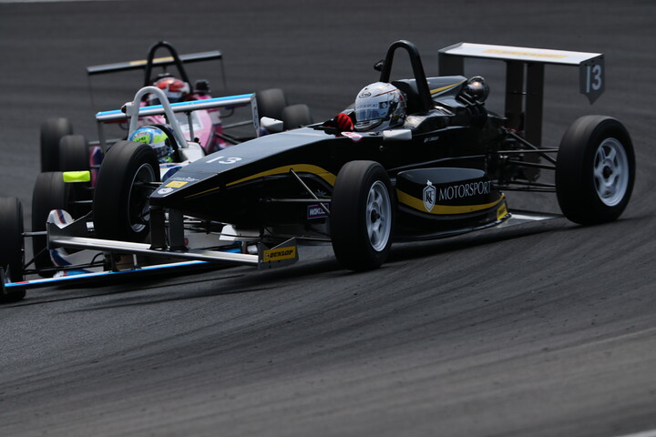 武者利仁と五十嵐文太郎が2コーナーで接触した