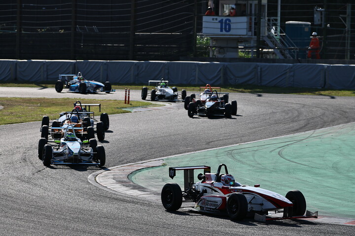 スタート直後、1周目のシケイン