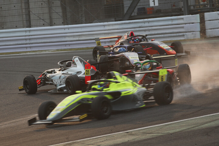 レース再開後のアクシデント#1