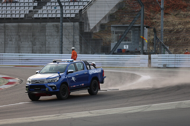 レースはオイル処理のため赤旗中断となった