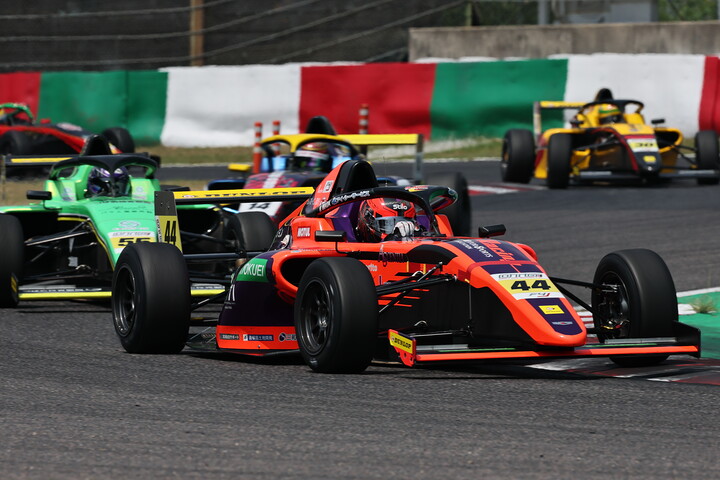 インディペンデントクラスで優勝した今田信宏（JMS RACING with B-MAX）