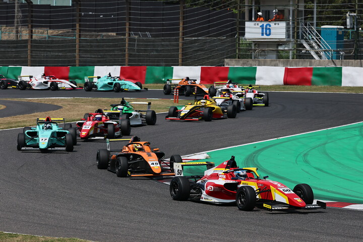 スタート直後のシケイン