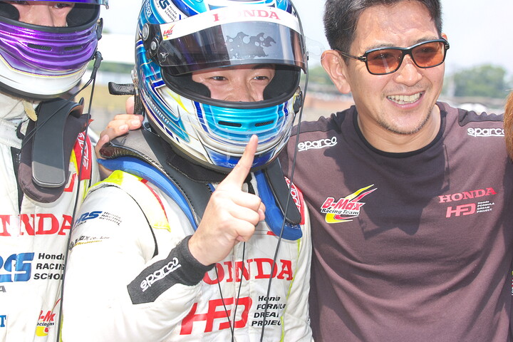 優勝した新原光太郎と武藤英記監督（HFDP with B-Max Racing）