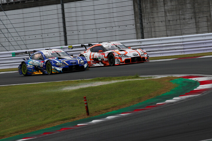 レース1決勝: GT500クラス、坪井翔（#1）と阪口晴南（#19）の争い