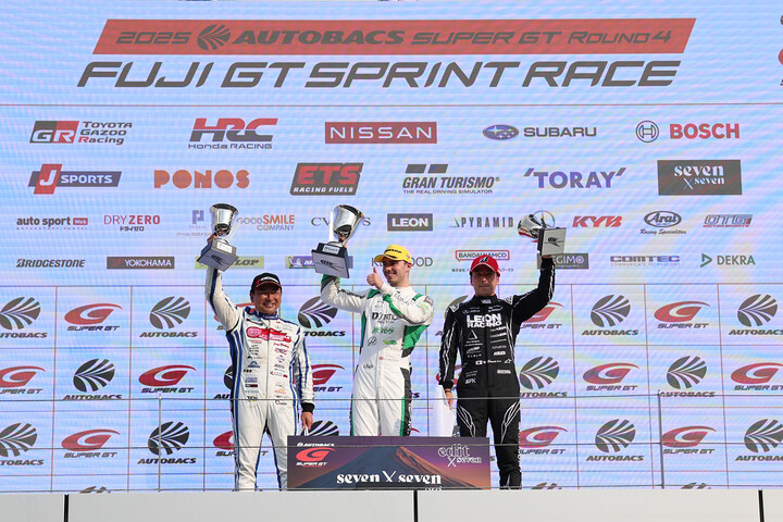 レース1決勝: GT300クラスの表彰式