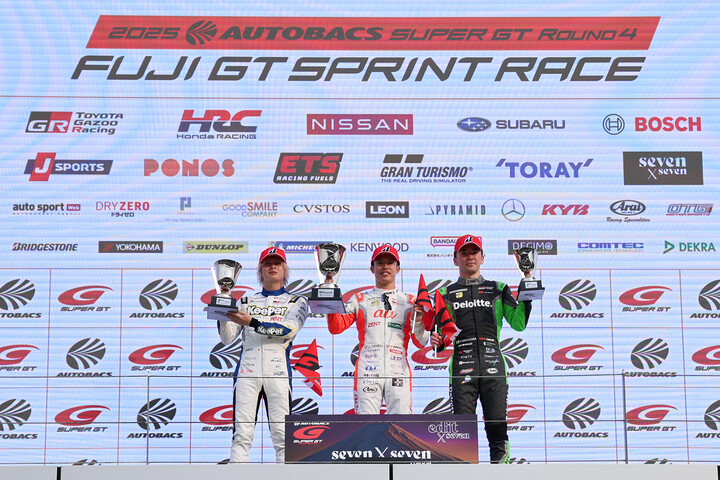 レース1決勝: GT500クラスの表彰式