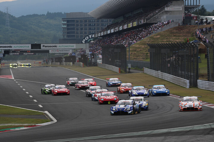 レース1決勝: GT500クラスのスタートシーン