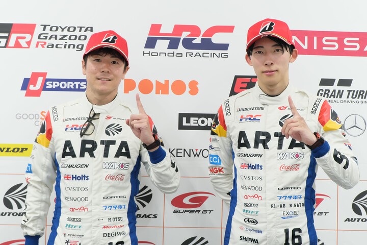 予選フォトセッション: GT500クラスでポールポジションを獲得した大津弘樹／佐藤蓮組（ARTA）