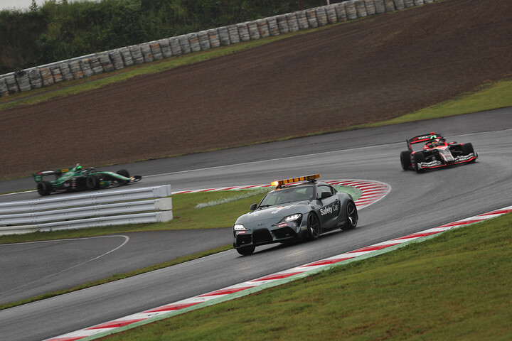 レースはセーフティーカー（SC）スタートで2度SCが導入された