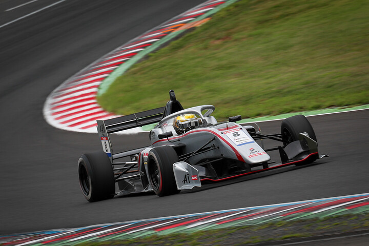 マスタークラス: 第10戦予選2位、第11戦ポールポジションの清水康弘（GNSY RACING 324）