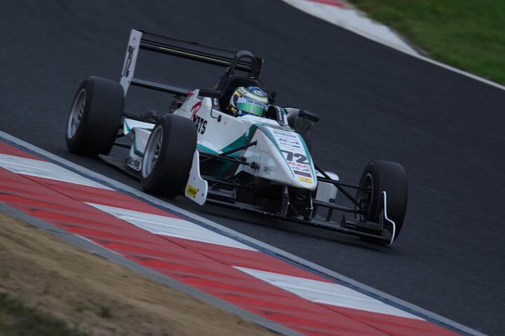 ポールポジションは金井亮忠（チームNATS正義001）