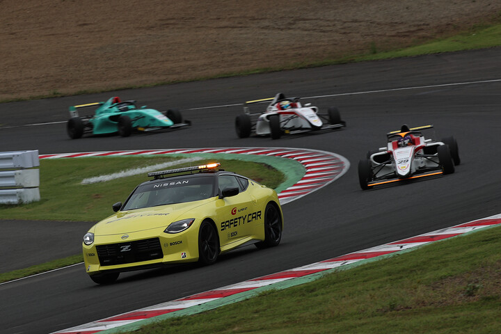 レースはセーフティーカースタートとなった