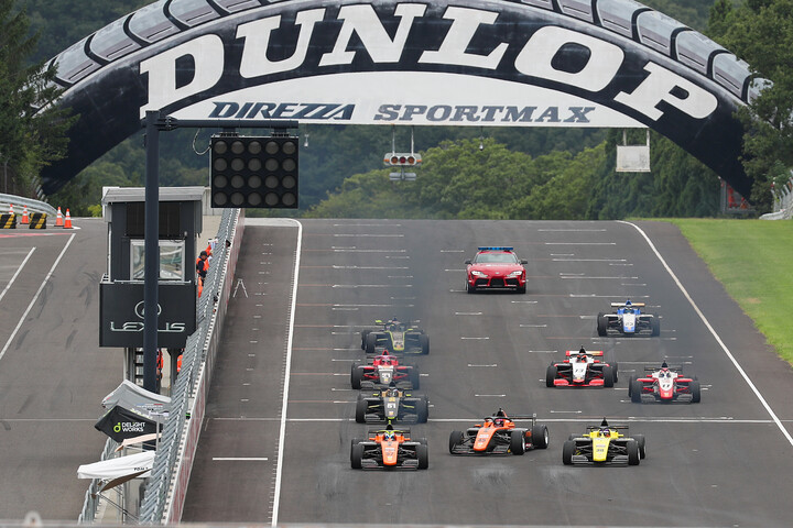 レースがスタートした