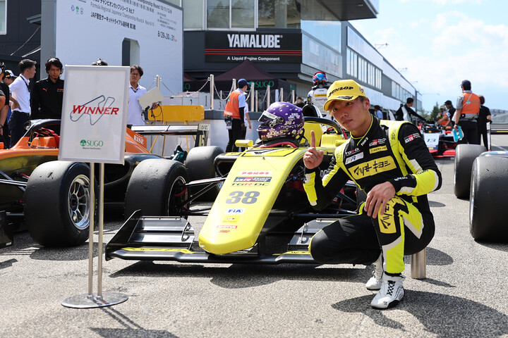 優勝した鈴木斗輝哉（TOM'S FORMULA）