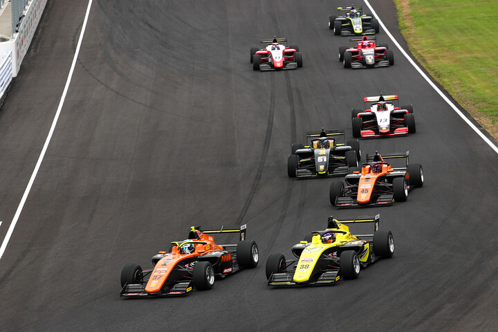 レースがスタートした