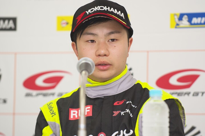 決勝記者会見: GT300クラスで優勝した小林利徠斗（CARGUY MKS RACING）