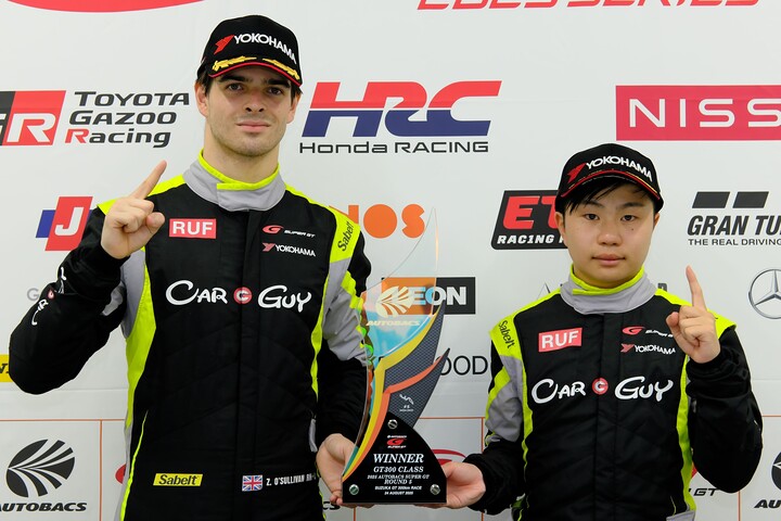 決勝フォトセッション: GT300クラスのウィナー