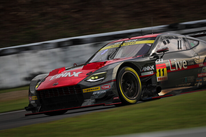 GT300クラス決勝5位はGAINER TANAX Z（富田竜一郎／大木一輝）