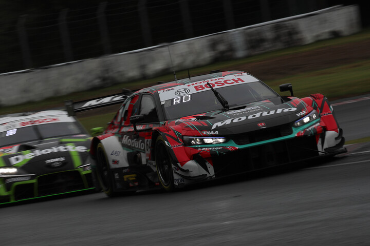 公式練習: GT500クラス2位はModulo CIVIC TYPE R-GT（伊沢拓也／大草りき）