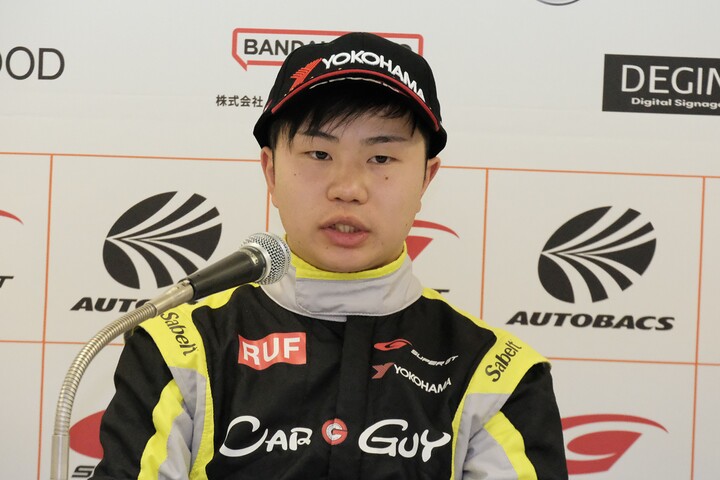 GT300クラスでポールポジションを獲得した小林利徠斗（CARGUY MKS RACING）