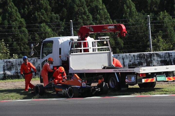 エステバン・マッソンが接触、コースアウトでリタイア