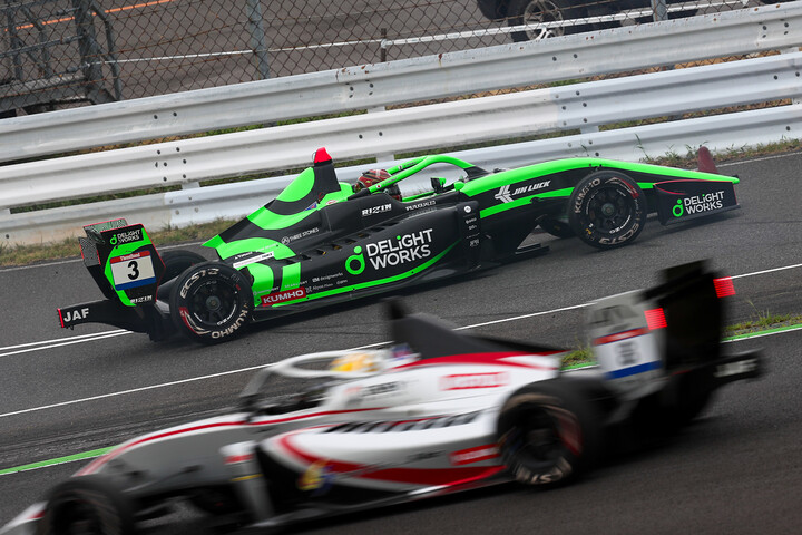 接触によりスピンする三井優介（DELiGHTWORKS）