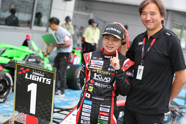 優勝した小林利徠斗（TOM'S）