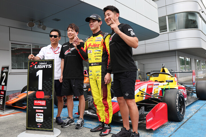 優勝した野村勇斗と監督たち（B-MAX RACING TEAM）