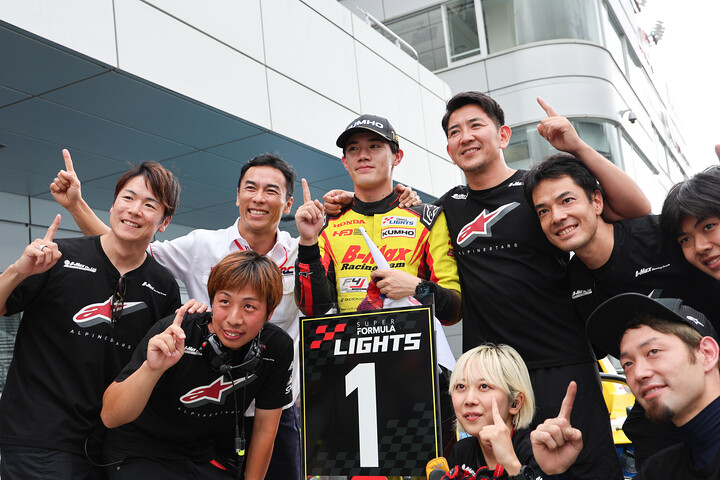 優勝した野村勇斗とチームクルー（B-MAX RACING TEAM）