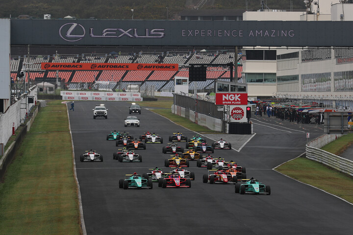 チャンピオンクラスの決勝がスタートした