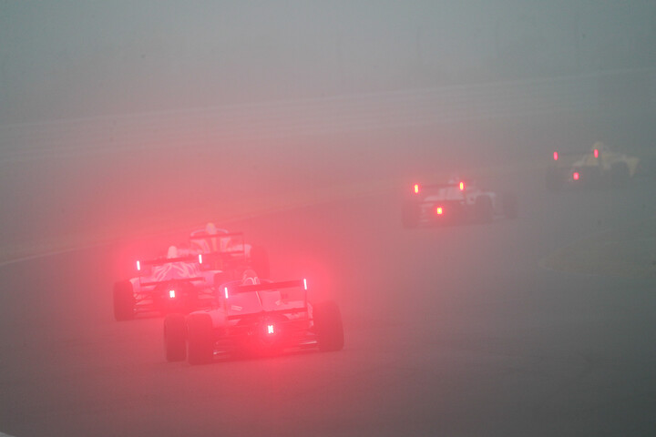 霧で視界が不良