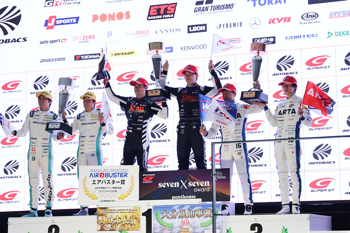 GT500クラスの表彰式