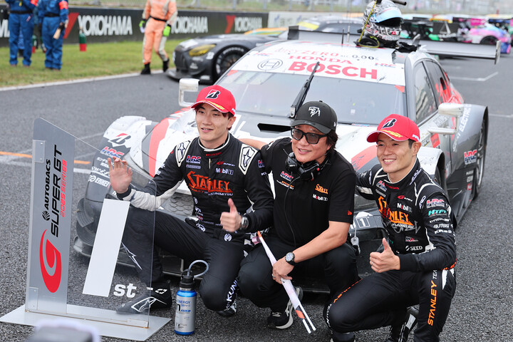 優勝した山本尚貴／牧野任祐組（STANLEY TEAM KUNIMITSU）