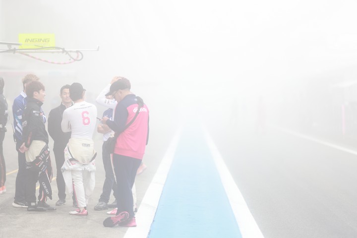 決勝の場内は霧に覆われた