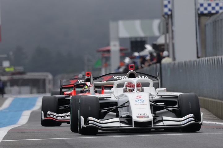 ポールポジションは牧野任祐（DOCOMO DANDELION M5S SF23）