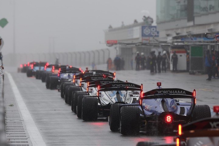 中断のためピットで待機するドライバーたち