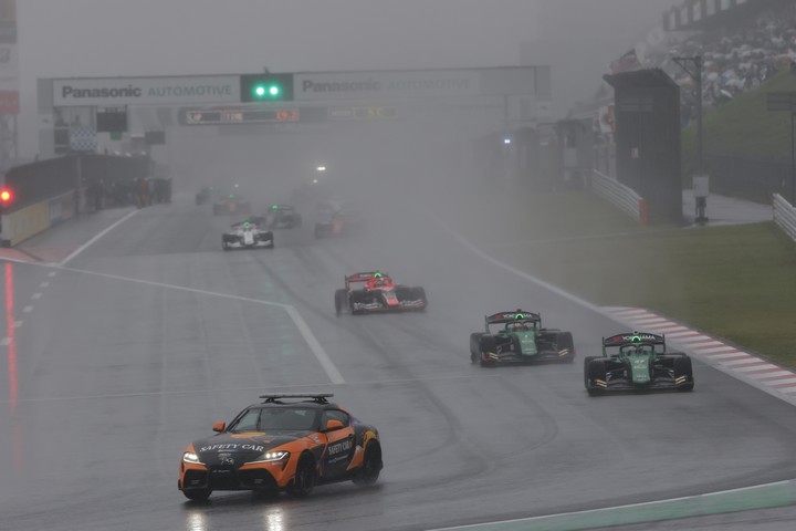 レースはセーフティーカー先導で始まった
