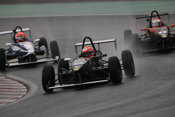 SCが退きリスタート後の1コーナー