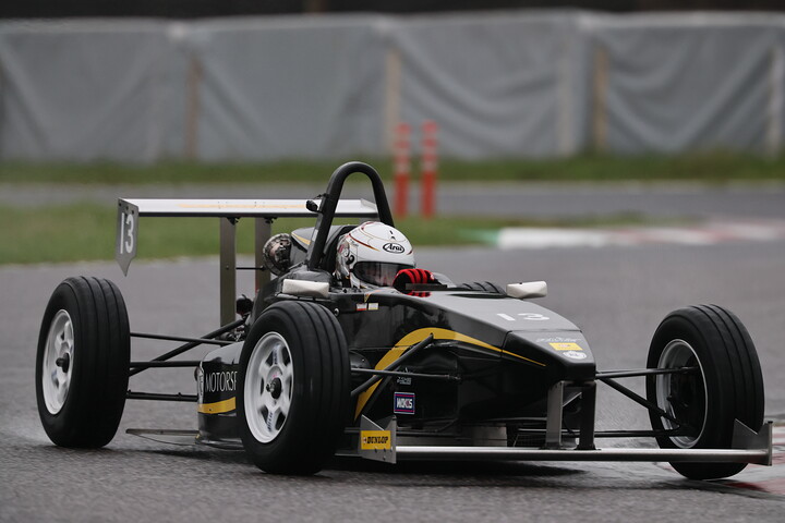 ポールポジションを獲得した武者利仁（KF MOTORSPORT KKS-2）