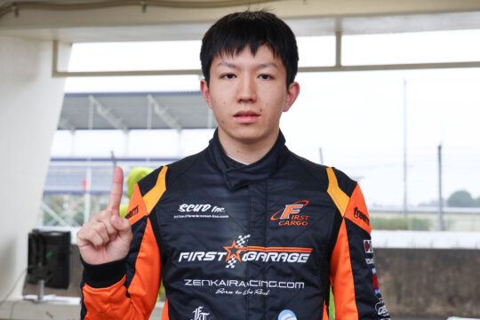 ポールポジションの津田充輝（ファーストガレージ制動屋S2）