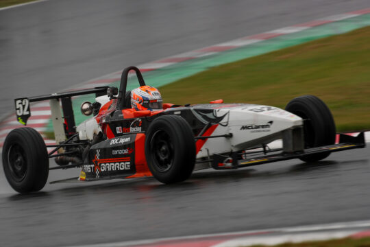 ポールポジションは津田充輝（ファーストガレージ制動屋S2）