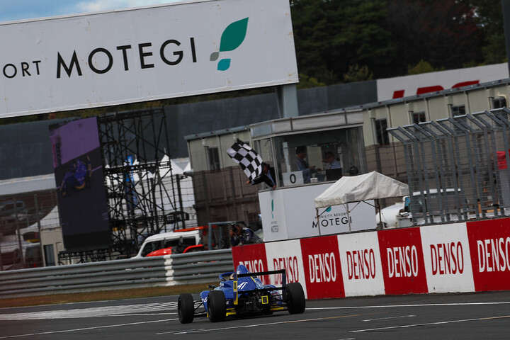 インディペンデントクラスのトップでゴールする清水康弘（ART TASTE F4）