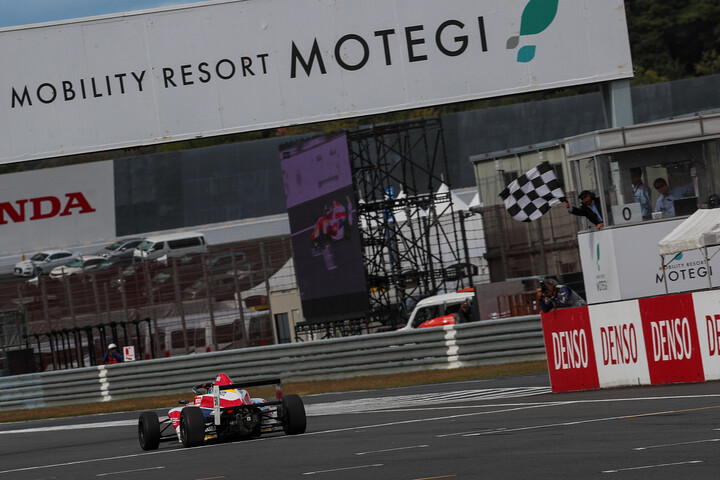 チャンピオンクラスのトップでゴールする新原光太郎（HFDP with B-Max Racing）