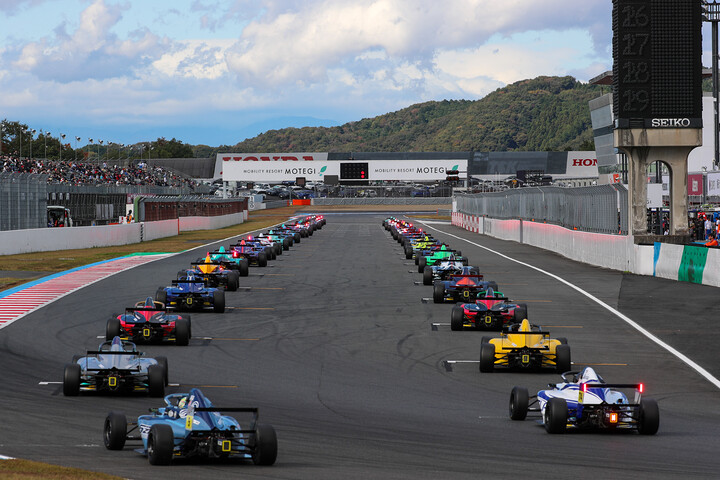全車グリッドに着いてスタートを待つ